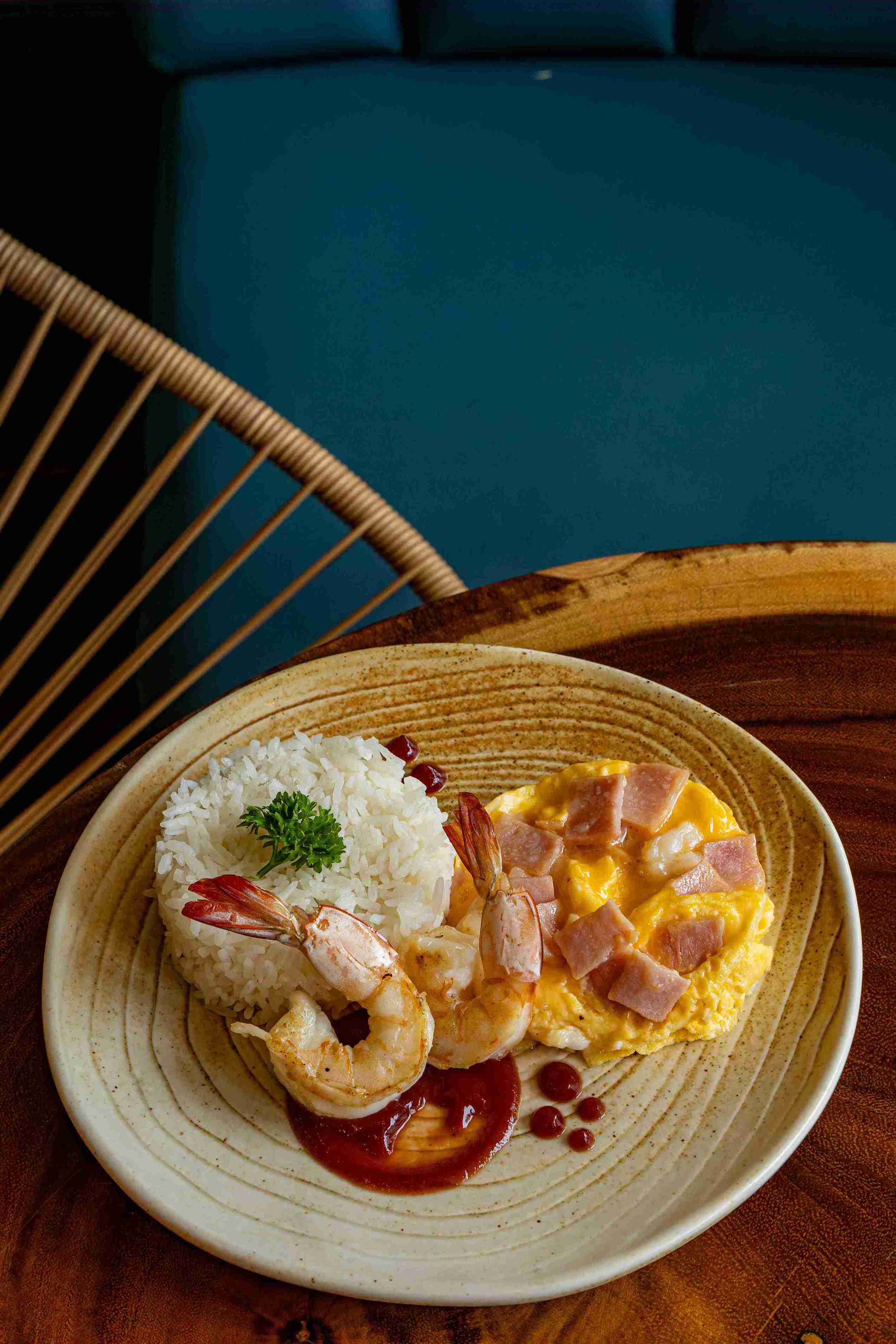 Creamy omelet with prawns & ham on rice